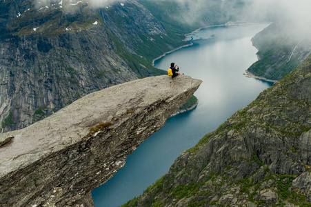 在挪威的 Trolltunga 是神话般的美丽