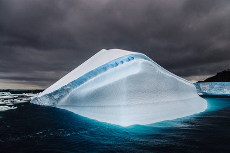 漂浮在南极洲附近的冰山