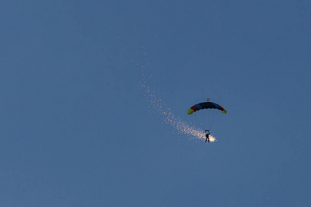 用火在腿上降落伞跳线图片