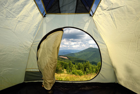 查看从山景观的一个帐篷内
