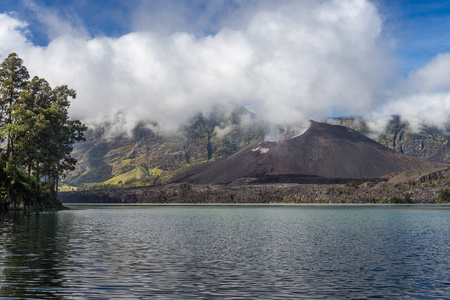 Barujari 或婴儿瑞嘉尼火山山和衲湖，龙目岛