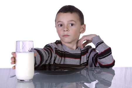 可爱的男孩在喝牛奶