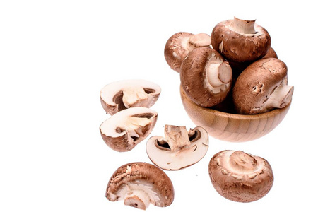 灰色的蘑菇香菇躺在一只木杯，一个白色的背景上孤立