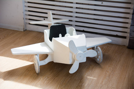 木制玩具飞机在一个木制地板