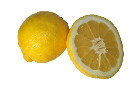 白色背景的柠檬切成两半