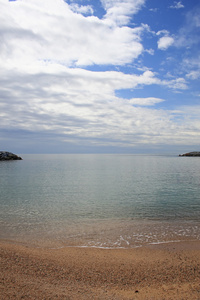 海滩，海滨 岸上的沙子和卵石