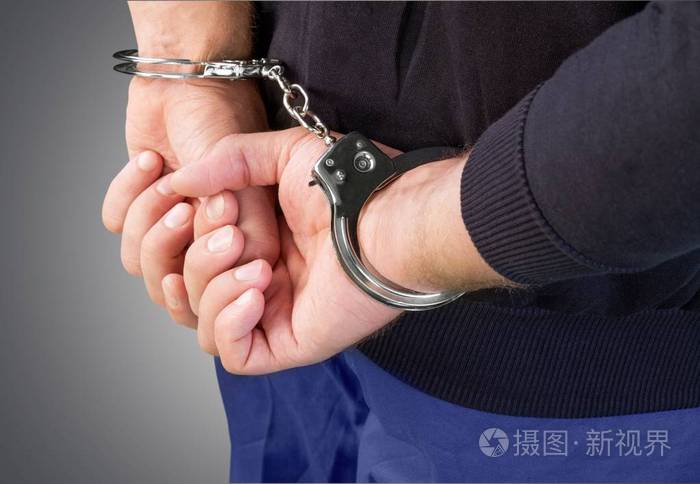 戴着手铐在他背后的男人照片-正版商用图片00z2c1-摄