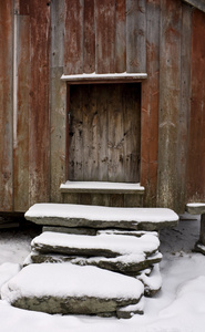 旧的石阶和门
