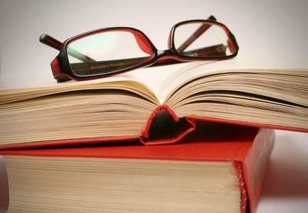 书和眼镜。