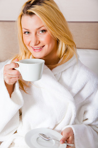 一个金发女人早上喝咖啡图片