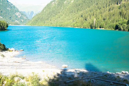 奇妙的湖视图与背景绿色山在欧洲