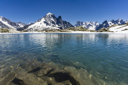 湖 Lac 勃朗峰 Mont blanc 的背景。阿尔卑斯山