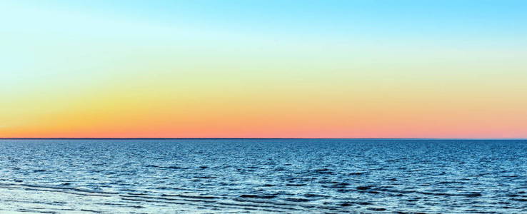 在波罗的海上的美丽的日落全景
