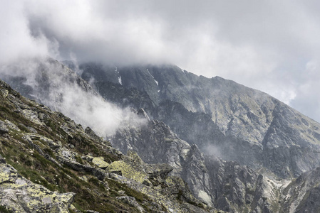 在阴天有雨云的山地景观。塔特拉山