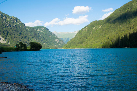 奇妙的湖视图与背景绿色山在欧洲