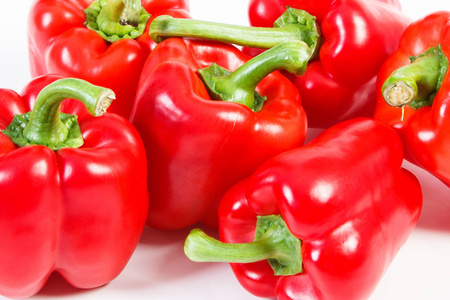 堆的红色成熟的辣椒，在白色的背景下，健康营养