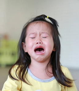 密切了小姑娘的孩子哭，因为她脸上泪流满面