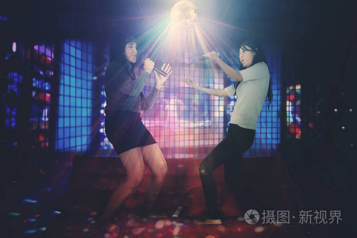 两个女人在夜总会唱歌
