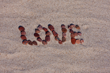 沙滩上的爱情标志