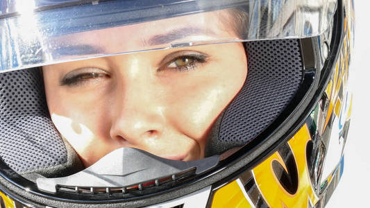 女人在越野摩托车头盔，关闭视图