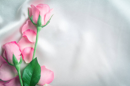 花束甜粉红玫瑰花瓣上柔软的白色丝绸面料，ro