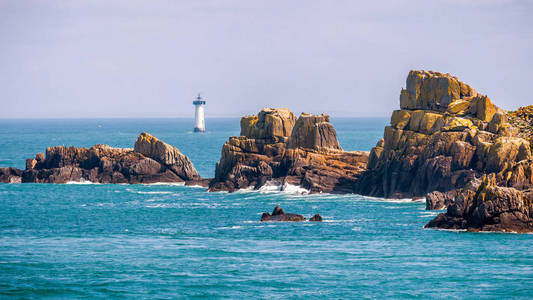 灯塔和岩石上的海