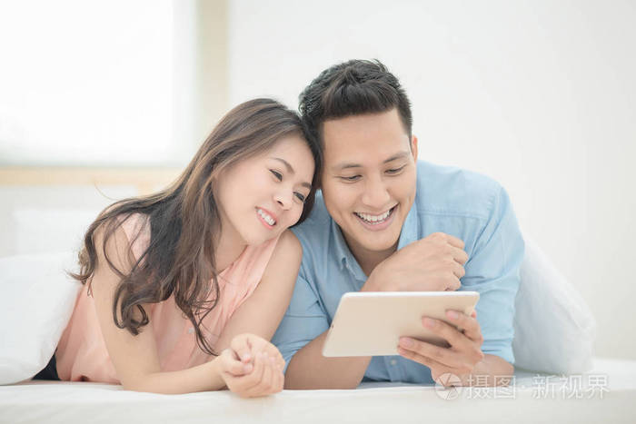 亚洲夫妻情侣喜欢看在线电影智能平板电脑