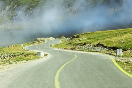 在 Transalpina 山景观的弯的道。罗马尼亚