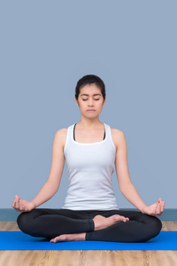 亚洲女人保持冷静和冥想练习瑜伽来探索内心的平静