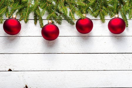 圣诞装饰，边境的枞树枝上的红球和雪花白木底