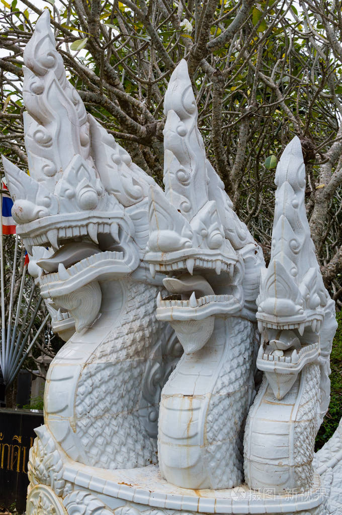 白色陶瓷娜迦蛇雕像在寺庙的楼梯上