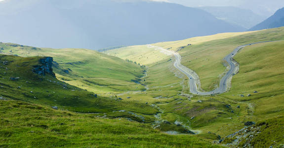 在 Transalpina 山景观的弯的道。罗马尼亚