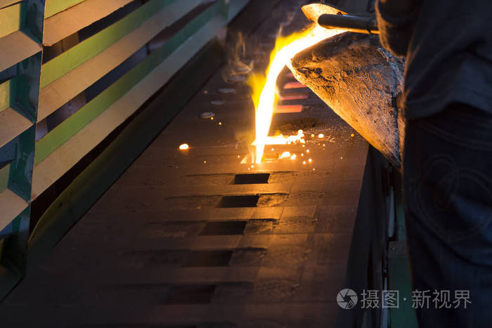 铁熔化的金属倒入砂型