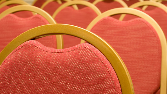 会议厅里红色椅子的特写
