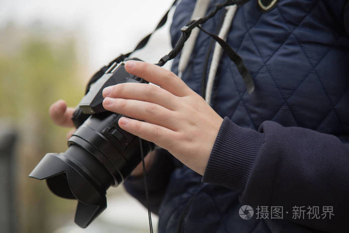 拿着相机的手的特写年轻女摄影师摄影师照片-正版商用