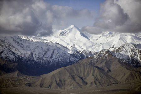 蓝蓝的天空，从 Leh 拉达克印度与雪山