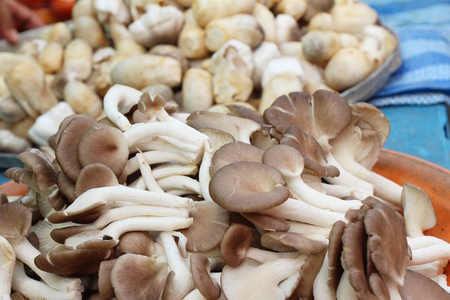 烹饪在市场上的鲜蘑菇