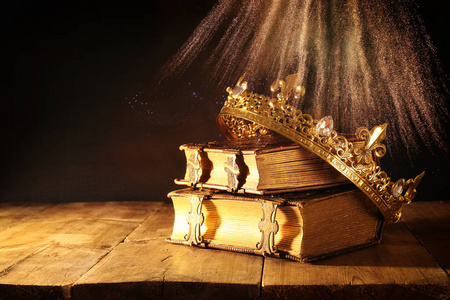 低的美丽的女王超大关键旧书上的皇冠。老式过滤。幻想中世纪时期