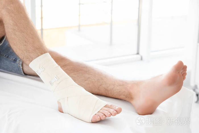 年轻男子缠着绷带的腿