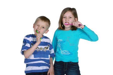 男孩和女孩刷牙