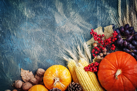 表，装饰用的蔬菜和水果。丰收的节日，感恩节快乐