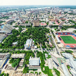 与空中城市景观 十字路口 道路 房屋 建筑物 公园及停车场。阳光灿烂的夏天全景图像