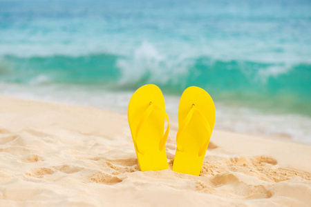 黄色凉鞋夏季假期复制空间翻转翻牌圈上的白色沙滩和蓝色的大海和天空背景