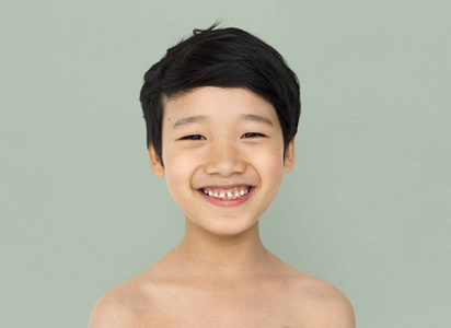 裸露上身的亚洲男孩