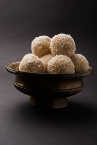 自制的椰子拉杜  甜 Laddu 用椰子和牛奶，选择性焦点