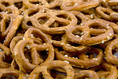 椒盐卷饼，lt美俚gt法国号 pretzel的名词复数 
