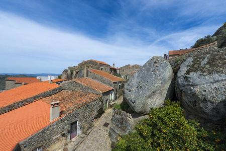 Sortelha 城堡和周围的山在 Sortelha 历史村庄葡