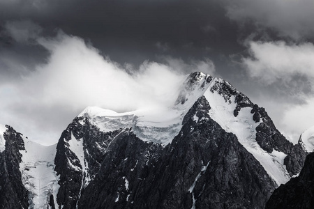 在阿尔泰山，Chuysky 范围在雾中的冰川雪山顶部