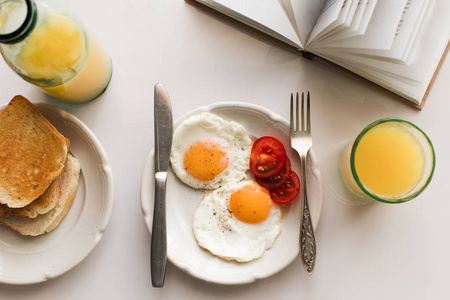 煎的鸡蛋和果汁一起吃早餐