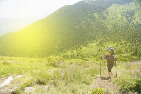 在山与背包徒步旅行旅行生活的旅行者女人